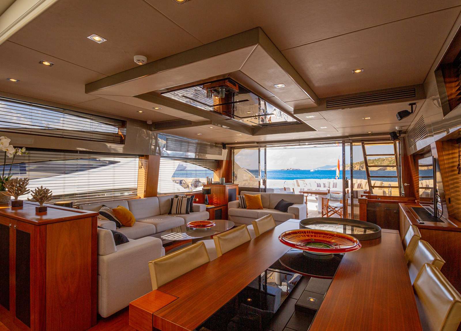 salon luxusyacht sunseeker predator 84 basad balearics