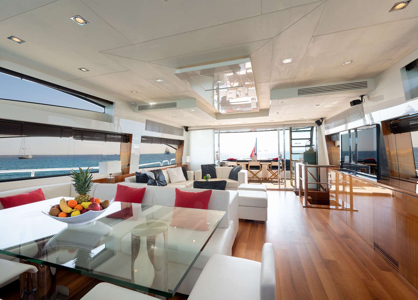 salon luxusyacht sunseeker predator 84 palumba balearic islands