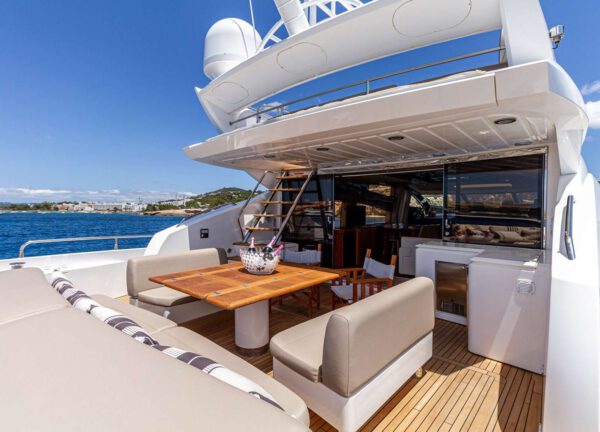 oberdeck luxusyacht sunseeker predator 84 basad balearic islands