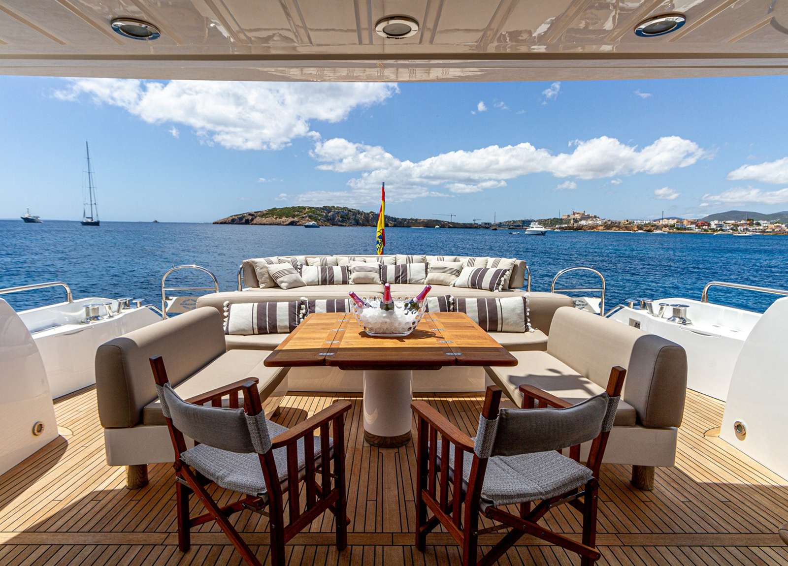 oberdeck luxusyacht sunseeker predator 84 basad balearics