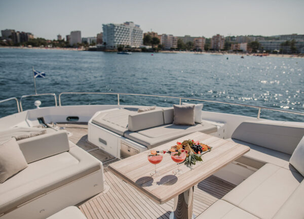 Sonnendeck with drinks luxusyacht sunseeker 76 Lady m palma