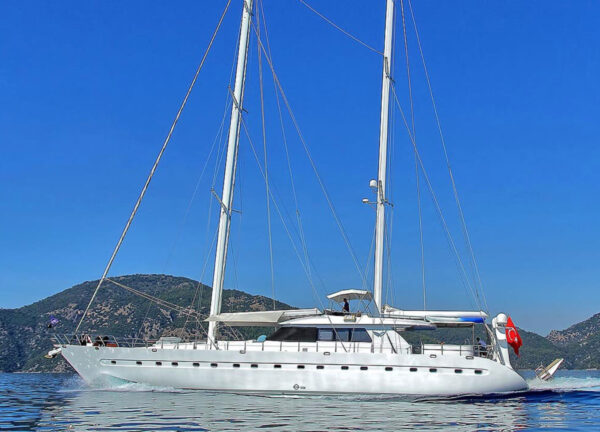 sailing yacht angeloII cruising