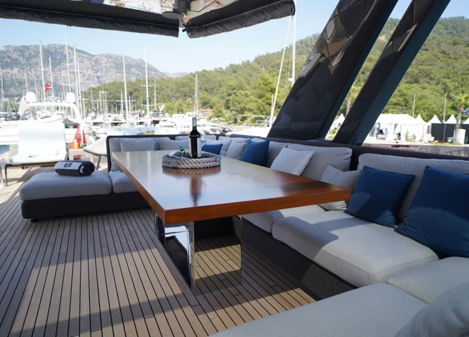 yacht ferretti 850 shero flybrücke essbereich