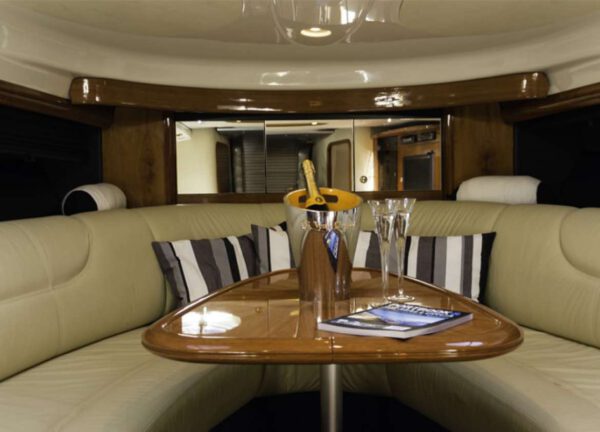 Lounge Motoryacht charter cranchi 42 gin tonic Mallorca