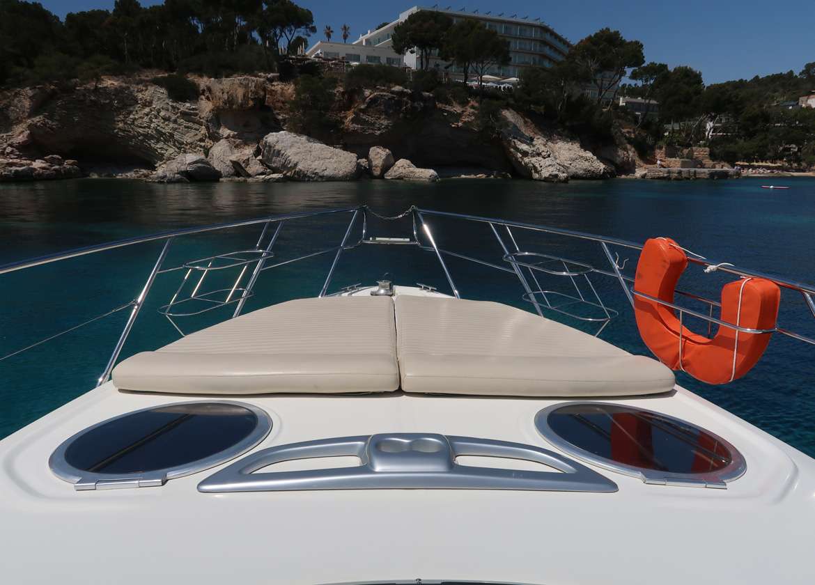 Sonnenbetten Motoryacht charter cranchi 42 gin tonic Mallorca