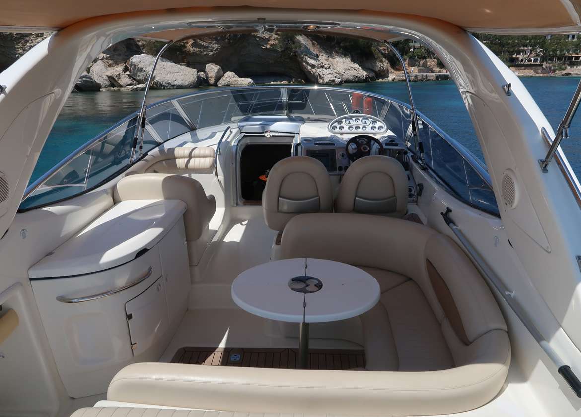 Oberdeck Sitzgruppe Motoryacht charter cranchi 42 gin tonic Mallorca