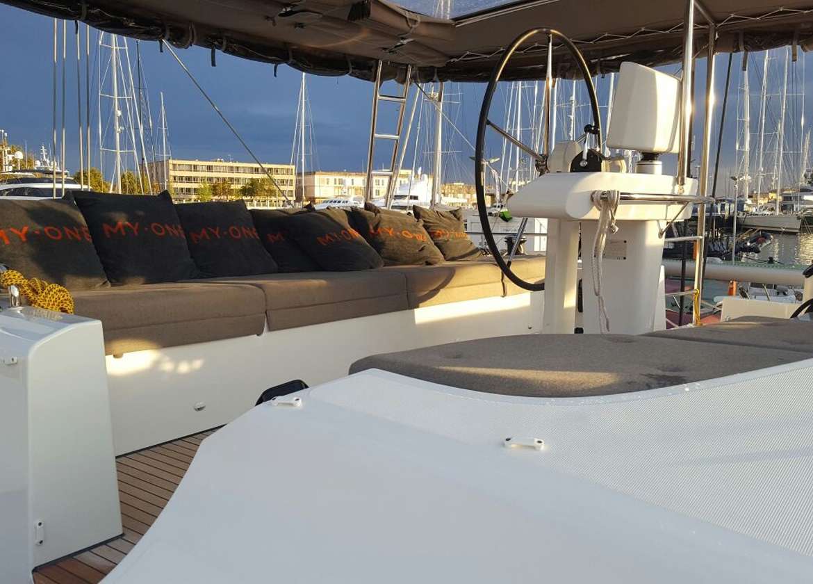 Oberdeck Katamaran charter lagoon 52f Mallorca