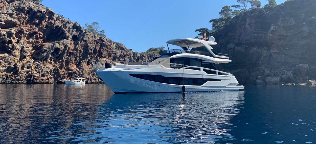 Motoryacht charter galeon 640 fly Mallorca