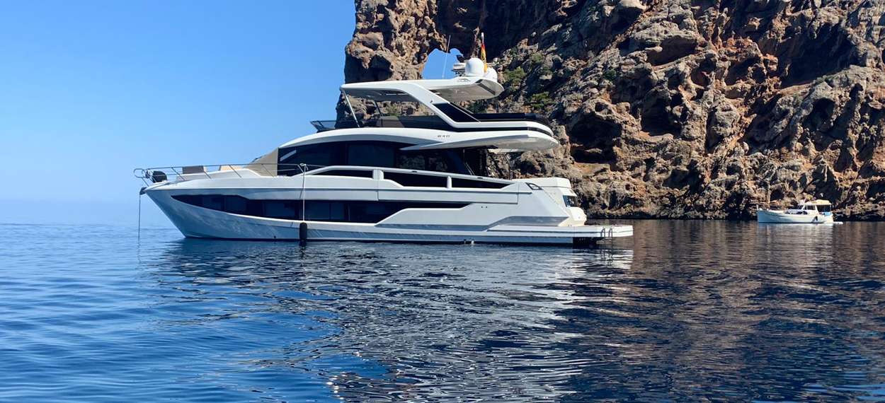 Motoryacht charter galeon 640 fly