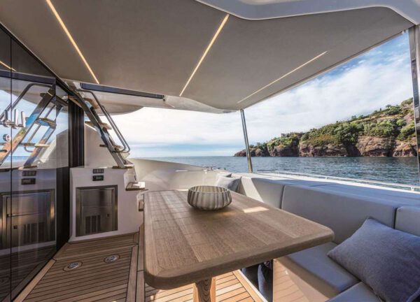 Oberdeck Sitzgruppe Motoryacht absolute 52 fly ht 2019