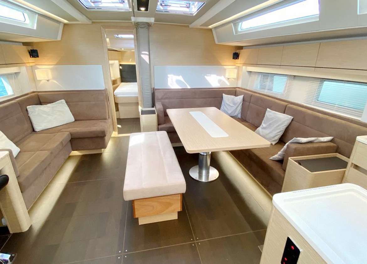 Lounge Segelyacht hanse 548 Mallorca