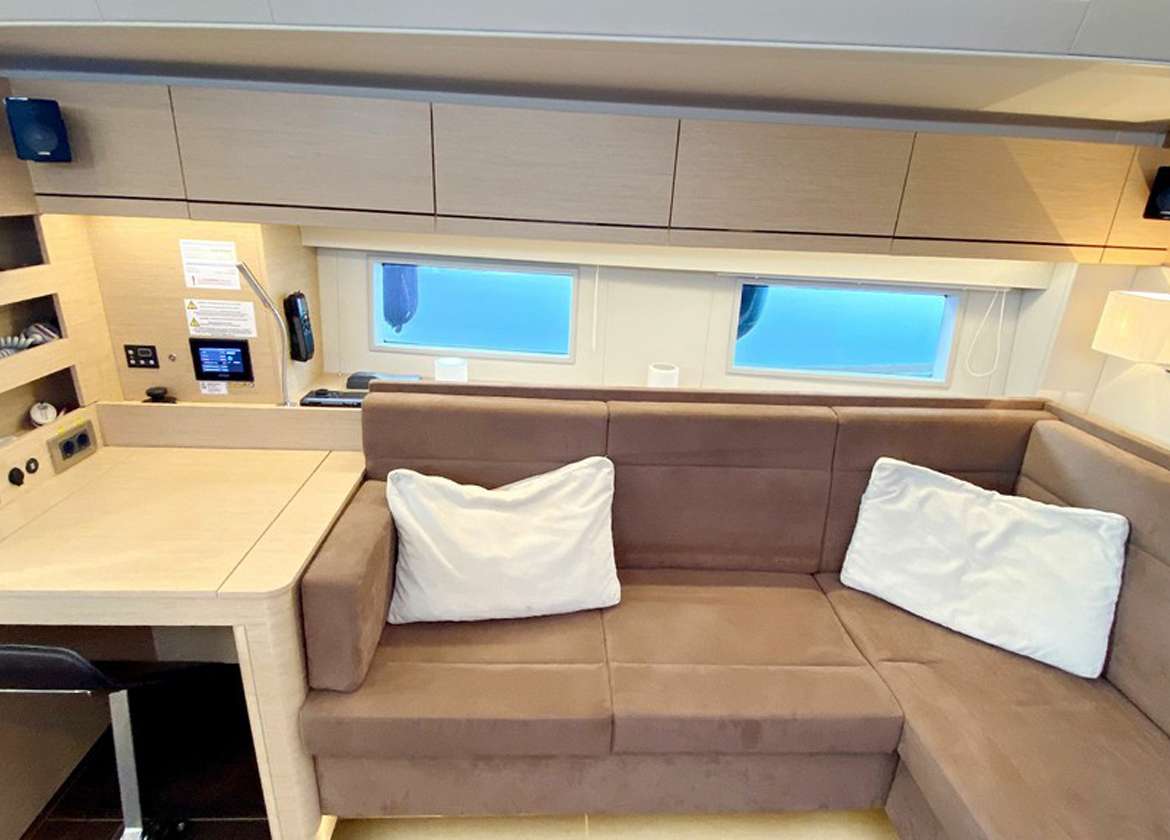 Salon Segelyacht hanse 548 Mallorca charter