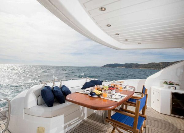 Afterdeck Motoryacht sunseeker manhattan 66 mediterrani