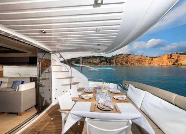 Afterdeck Sitzgruppe Motoryacht sunseeker manhattan 70 ibiza