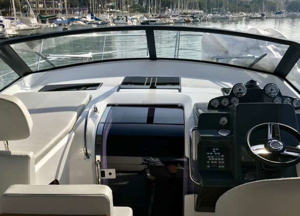 cockpit Motoryacht bavaria s36 open Mallorca