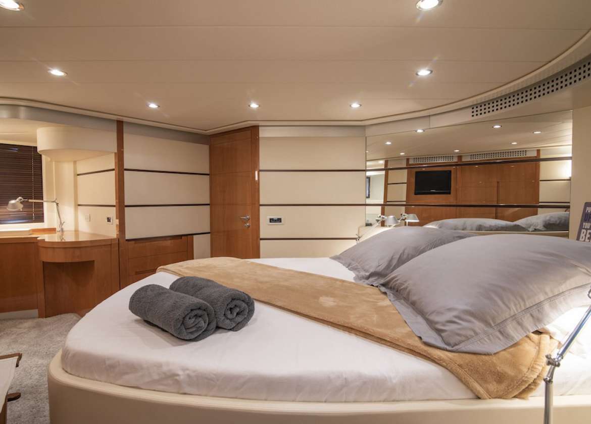 VIP Kabine Motoryacht charter pershing 62 ibiza