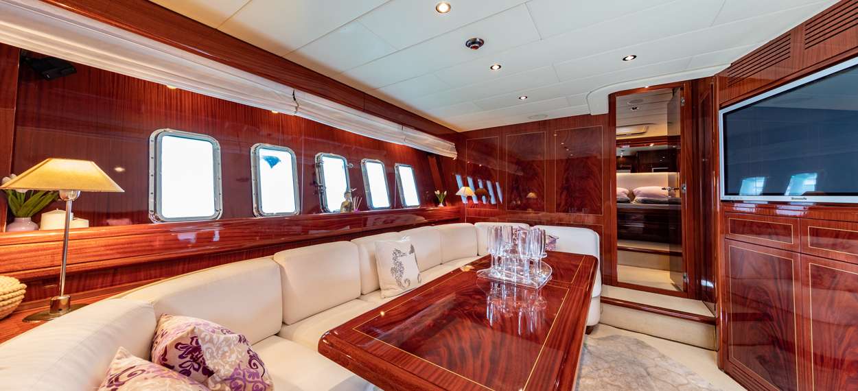 Lounge Motoryacht charter mangusta 72 thats amore