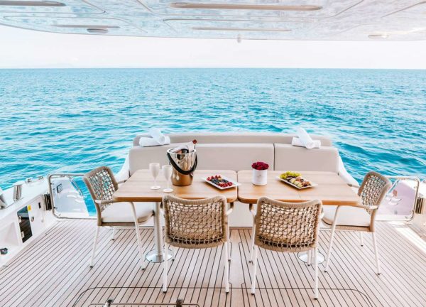 Oberdeck Sitzgruppe Motoryacht charter sirena 64 salacia Balearen