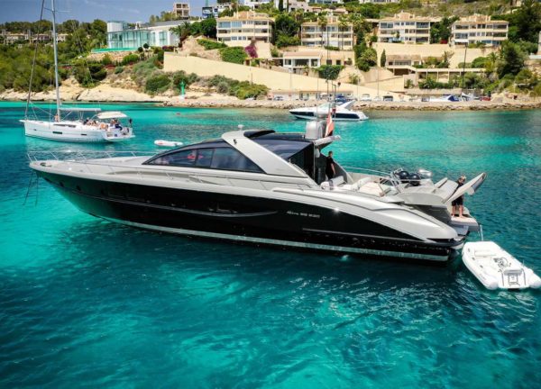 Motoryacht riva 68 ego pendragon charter Mallorca Beiboot