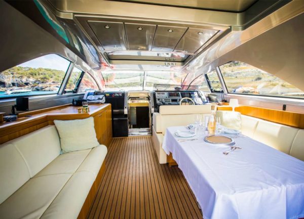 Salon Motoryacht riva 68 ego pendragon Mallorca