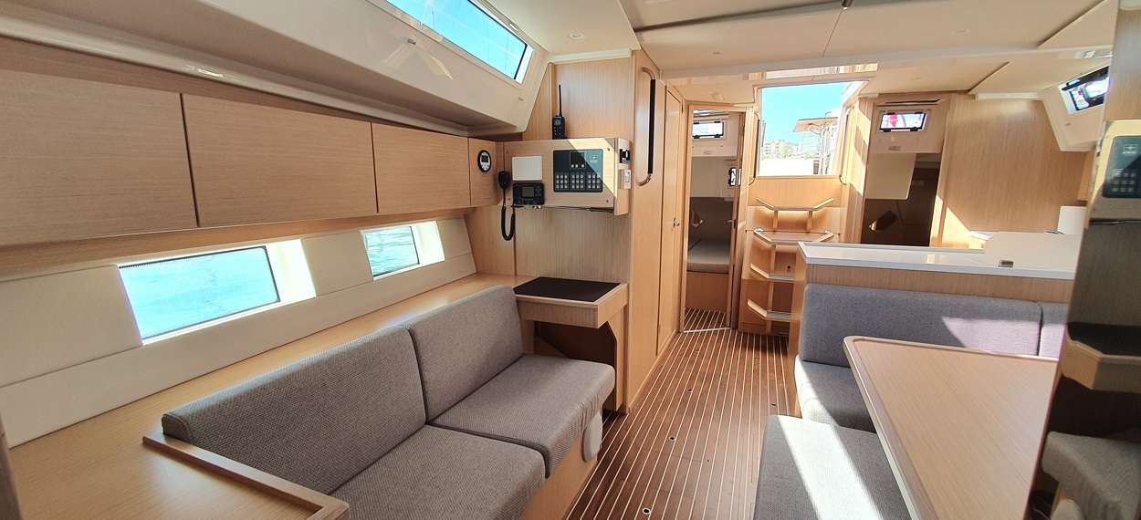 Salon Segelyacht bavaria c45 style Mallorca