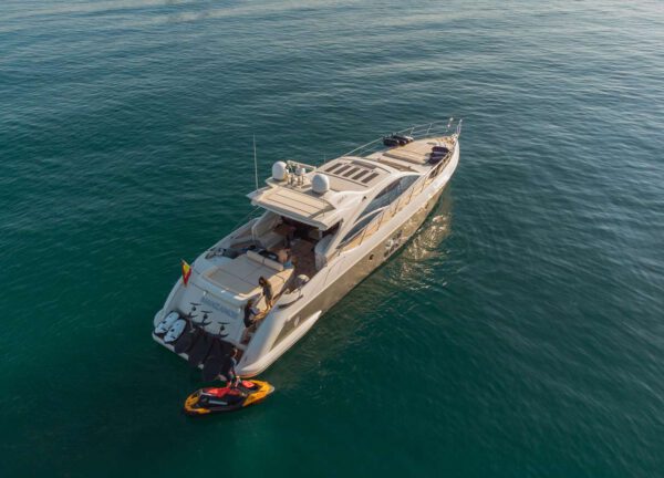 Motoryacht azimut 68s manzanos drone