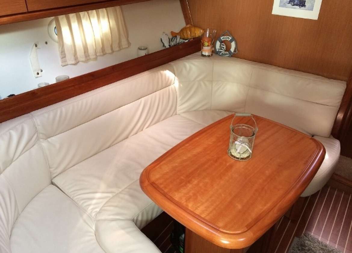 Lounge Motoryacht charter bavaria 33 sport palma de Mallorca