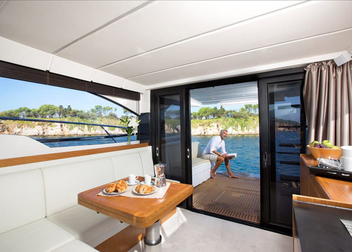 Salon Motoryacht bavaria 420 virtesse fly Mallorca