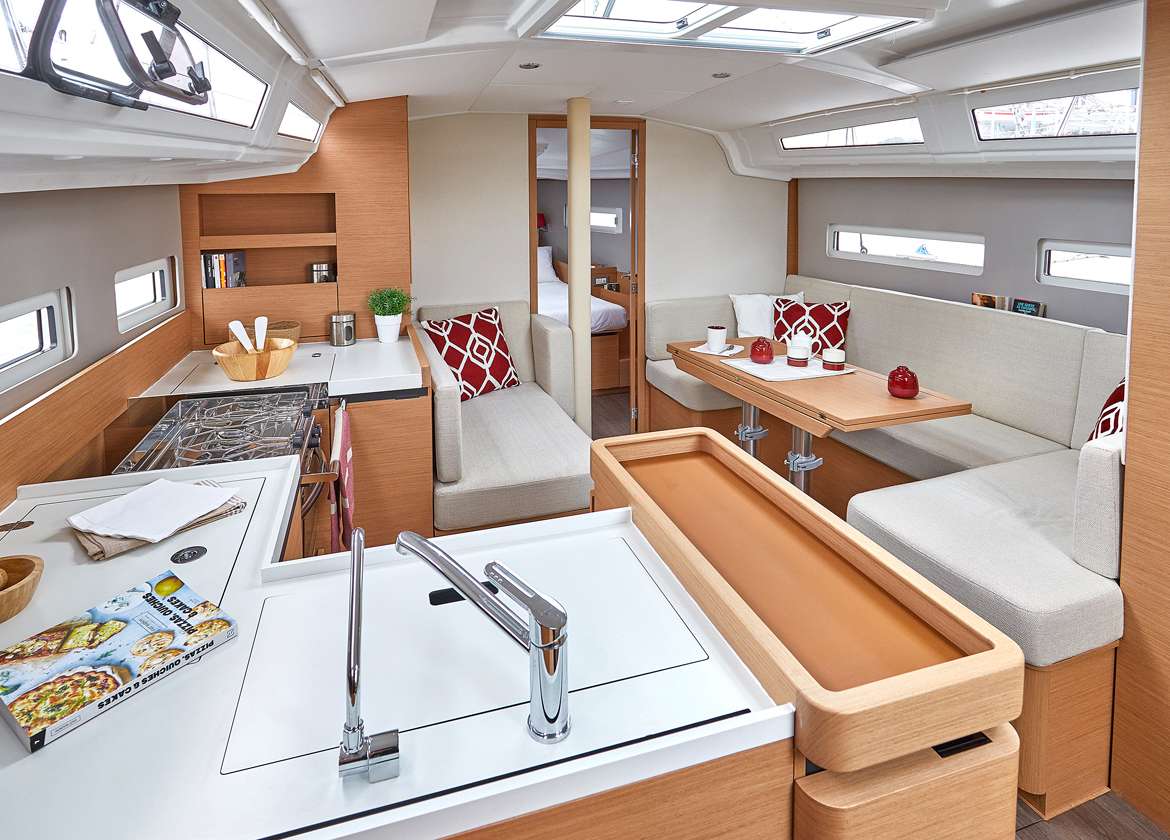 Lounge Segelyacht sun odyssey 410 naoussa charter balearics