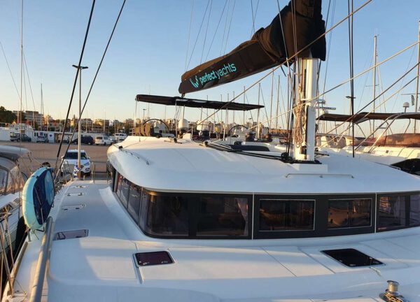 Oberdeck catmaran charter lagoon 620 ibiza