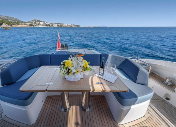 Oberdeck Sitzgruppe Motoryacht charter princess s60 aquavista