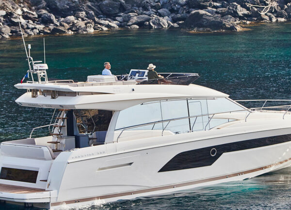 couple on the Motoryacht prestige 520 Mallorca